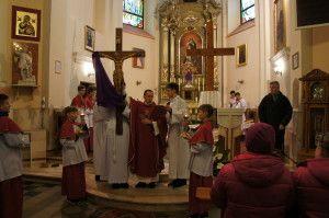 .pl Adoracja krzyża. (Foto: Archiwum parafii pw. Świętej Rodziny w Pankach) Liturgia wielkopiątkowa jest niepowtarzalna.