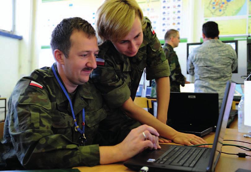 TARGI MILITARNE/DEFENSE EXHIBITION U S D O D W trakcie ćwiczeń CWIX nasza armia ma okazję sprawdzić w praktyce stosowane przez siebie procedury i bezpieczeństwo wojskowych sieci komputerowych.