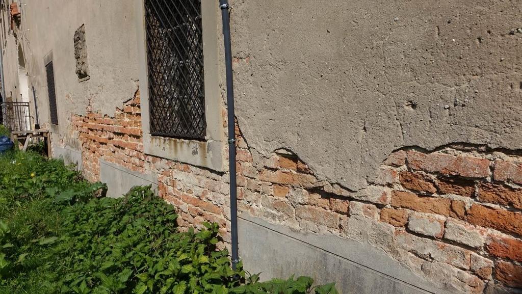 Zawilgocenie cokołów i przegród budowlanych jest przyczyną spadku ich parametrów wytrzymałościowych, które mogą doprowadzić do deformacji, przemieszczeń, pęknięć i pogorszenia izolacyjności