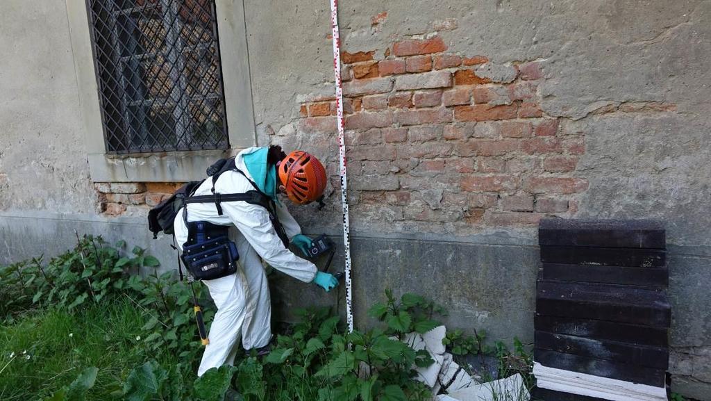 Destrukcja i zawilgocenie sięga powyżej 2.