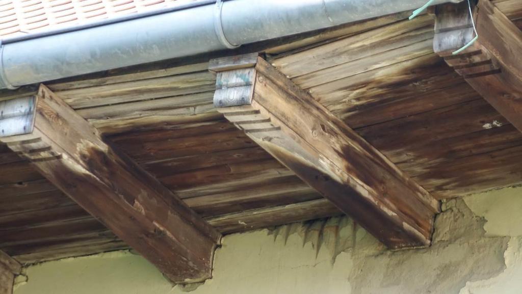 Widać destrukcję elementów drewnianych.
