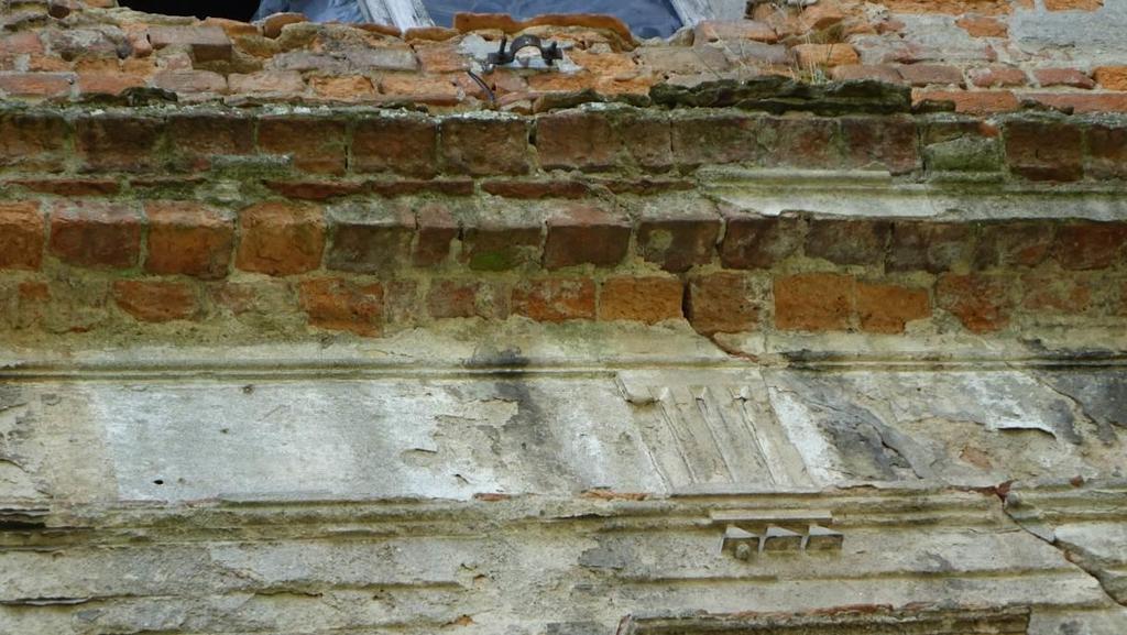 Zarówno elementy wykonane z tynku, jak i gzymsy (cegła), uległy degradacji Do drobnoustrojów najczęściej atakujących