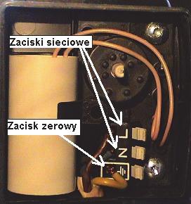 Zacisk zerowy Żyłę brązową i niebieską podłączyć do zacisków zasilających wtyczki, żyłę żółto-zieloną do środkowego zacisku (wg.