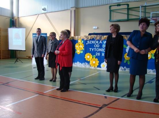 Autorami rozdziału są dyrektorzy szkół i placówek opiekuńczo-wychowawczych powiatu ostródzkiego. Wśród nich - Mariola Jarmołowicz dyrektor szkoły.