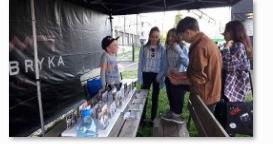 Większośc osób wskazywało na potrzebę atrakcji dla dzieci w tym placu zabaw, jednak koncepcja placu zabaw na fotografiach zatytułowanych Archeologiczny Plac Zabaw oraz Plac Zabaw w Krakowie nie
