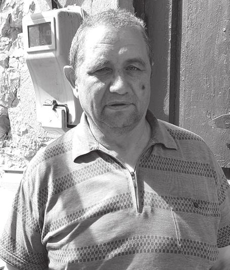 Jewgieni miał wylew, po którym jego umysł nie funkcjonuje sprawnie. Boi się jeździć. Dostaje obiady i paczki z żywnością. Przychodzi na modlitwę do synagogi.