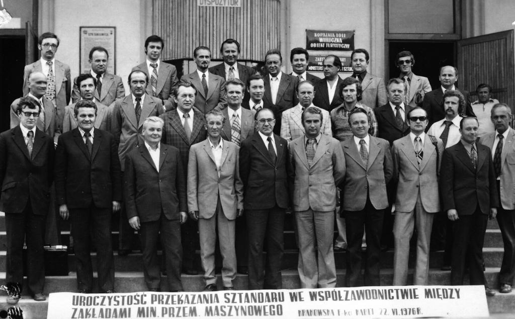 POLSKI PRZEMYSŁ KABLOWY W LATACH 1945 2000 51 bli w osobach: dyrektor naczelny Apolinary Kozub, dyrektor d/s ekonomicznych Marian Kięczkowski, dyrektor d/s produkcji Zygmunt Issa, dyrektor d/s