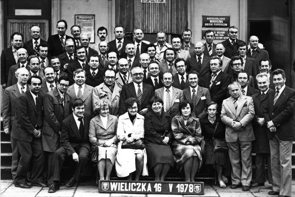 60 POLSKI PRZEMYSŁ KABLOWY Ryc. 3.5 Uczestnicy sympozjum naukowo-technicznego dotyczącego kabli elektroenergetycznych średniego napięcia na wycieczce w Wieliczce na zdjęciu m.in.