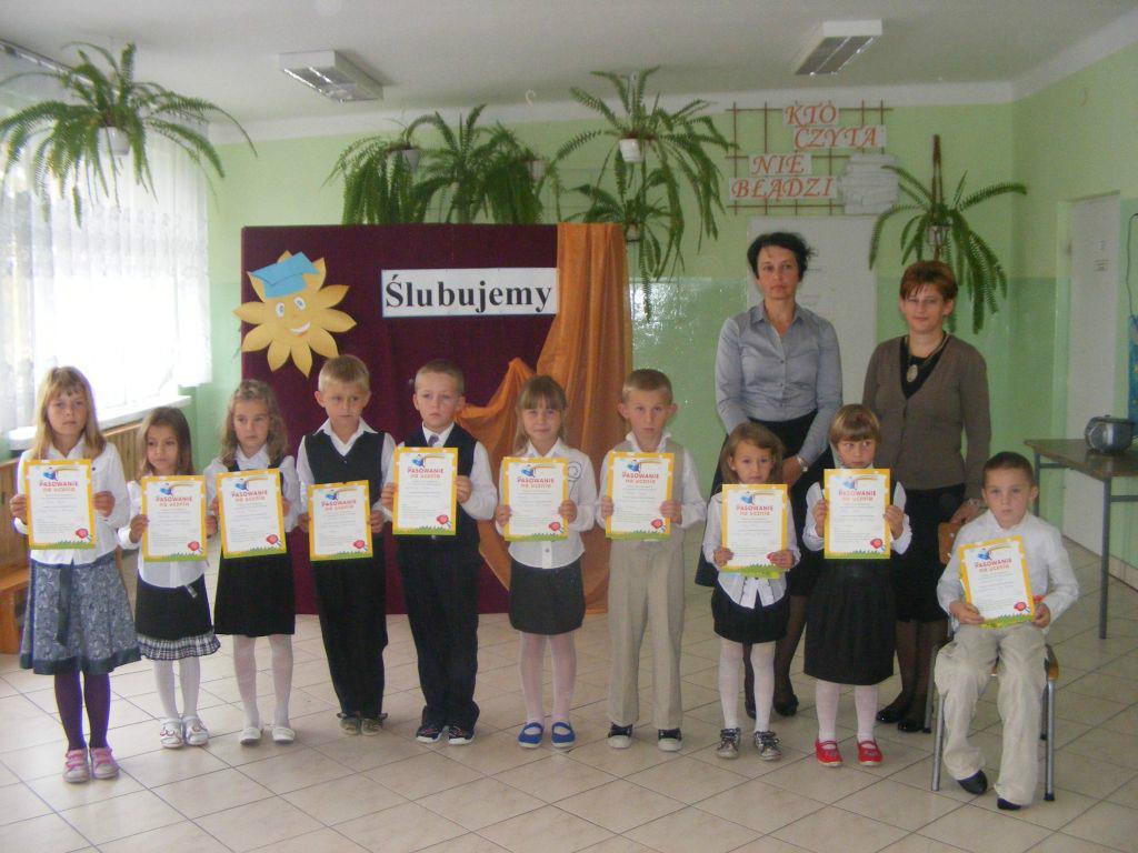 Wycieczka szlakiem pamięci Dnia 26.09.2012r. uczniowie klas IV-VI Szkoły Podstawowej w Woli Okrzejskiej odbyli wycieczkę rowerową do miejsc pamięci narodowej najbliższej okolicy.