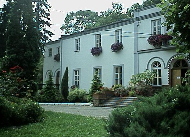 Ponadto, na terenie gminy działają gospodarstwa agroturystyczne w Rogowie, Nartach i Brzeszczkach DuŜych oraz internat przy Zespole Szkół Nr 4 w NadroŜu.