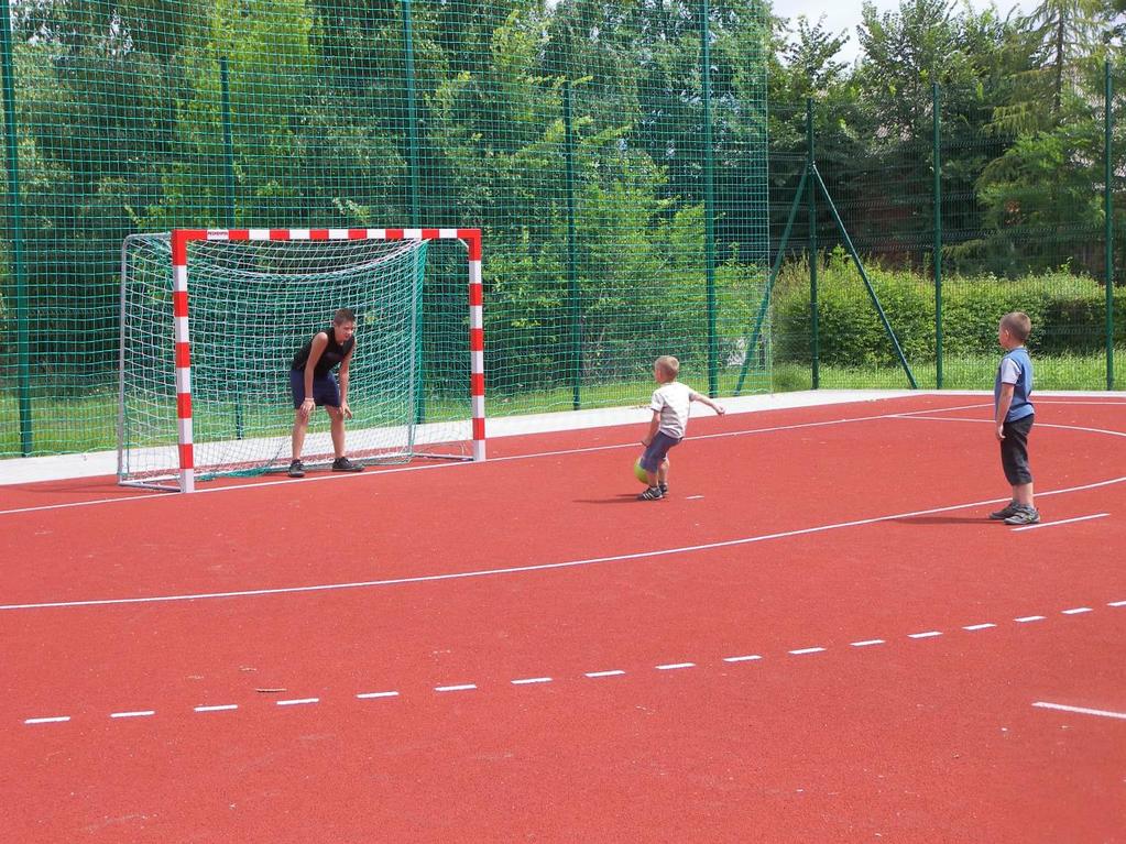 Rok 2013 Przebudowa boiska sportowego w miejscowości Liszkowo Wybudowano boisko sportowe ze sztuczną nawierzchnią