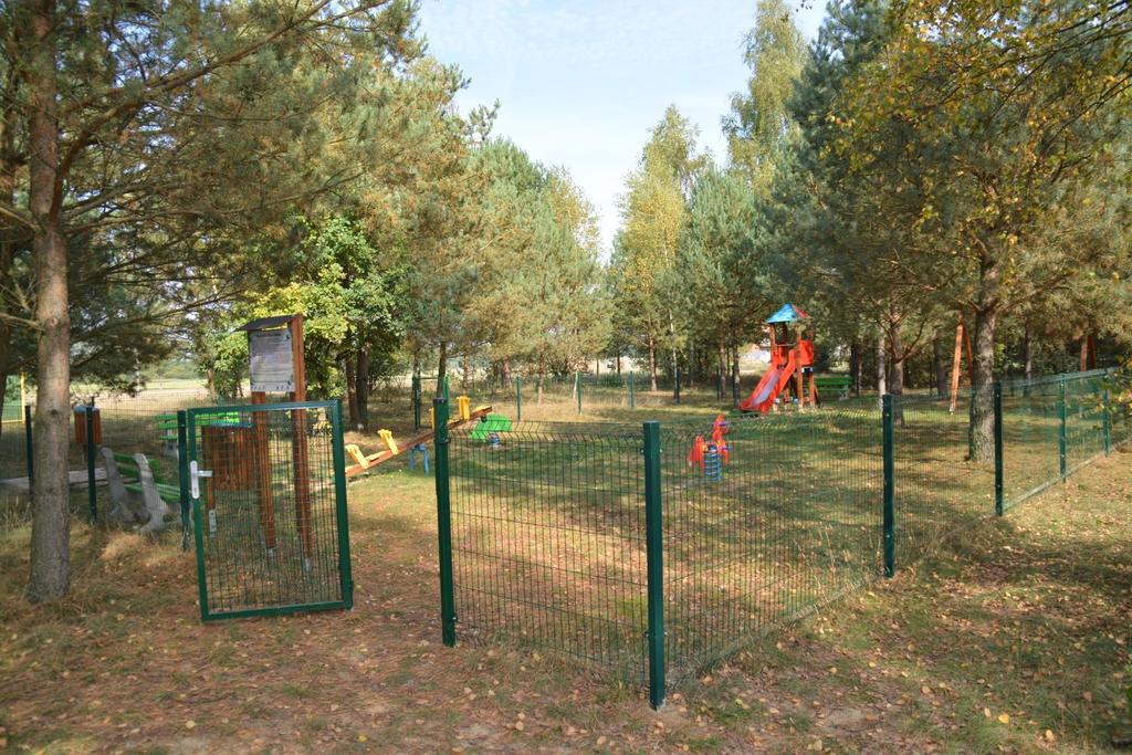 Rok 2013 Budowa placu zabaw i rekreacji w Topoli i Osieku Wielkim Zbudowano dwa place zabaw i rekreacji dla