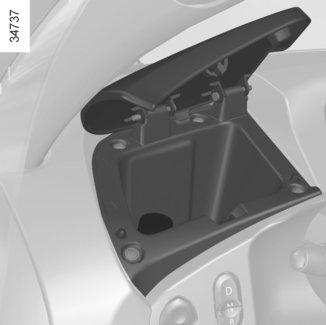 AKUMULATOR 12 V (2/2) Ładowanie akumulatora 12 V Dostęp do akumulatora 12 V jest utrudniony, zaleca się podłączenie gniazda ładowania pojazdu do źródła zasilania: energia jest dostarczana