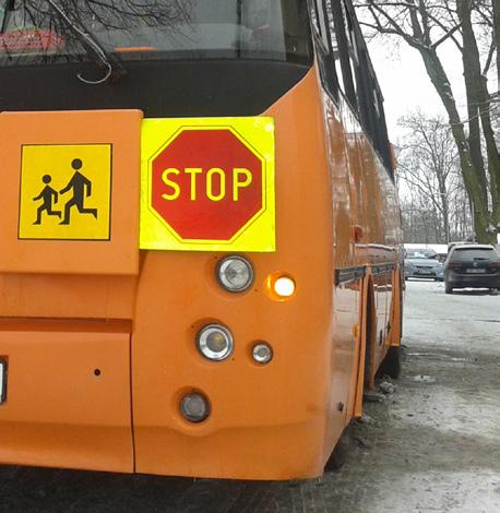 b) miejsce z przodu i z tyłu po lewej stronie pojazdu na wysokości od 60 do 180 cm od powierzchni jezdni przeznaczone na umieszczenie tablicy ze znakiem STOP, określonej w przepisach w sprawie