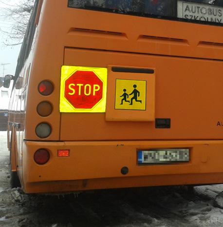 nr 12 Tablica z znakiem STOP składana za tablicę z symbolem dzieci Fot. nr 12 i 12a. Umiejscowienie tablicy STOP oraz tablicy z symbolem dzieci z przodu autobusu. Fot. nr 14 