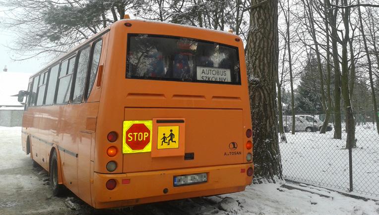 Barwa tła żółta. Barwa symbolu czarna. Tablicę umieszcza się z przodu i z tyłu możliwie blisko lewej płaszczyzny obrysu.