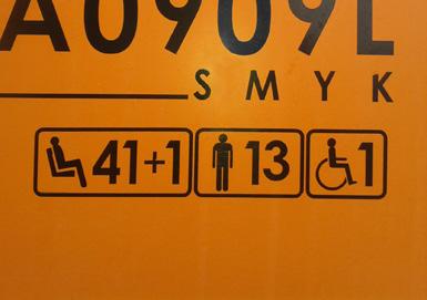 do przodu; wymagania tego nie stosuje się do składanych siedzeń dla pasażera niepełnosprawnego na wózku inwalidzkim; siedzenia skierowane do przodu