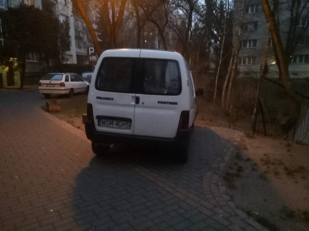 Partner przy Puszczyka Dziś ok. 15:30. Peugeot Partner przy ul. Puszczyka 1 zastawił chodnik przy dojściu do często uczęszczanych schodów w dodatku w środku osiedla. Oczywiście przyjezdny.