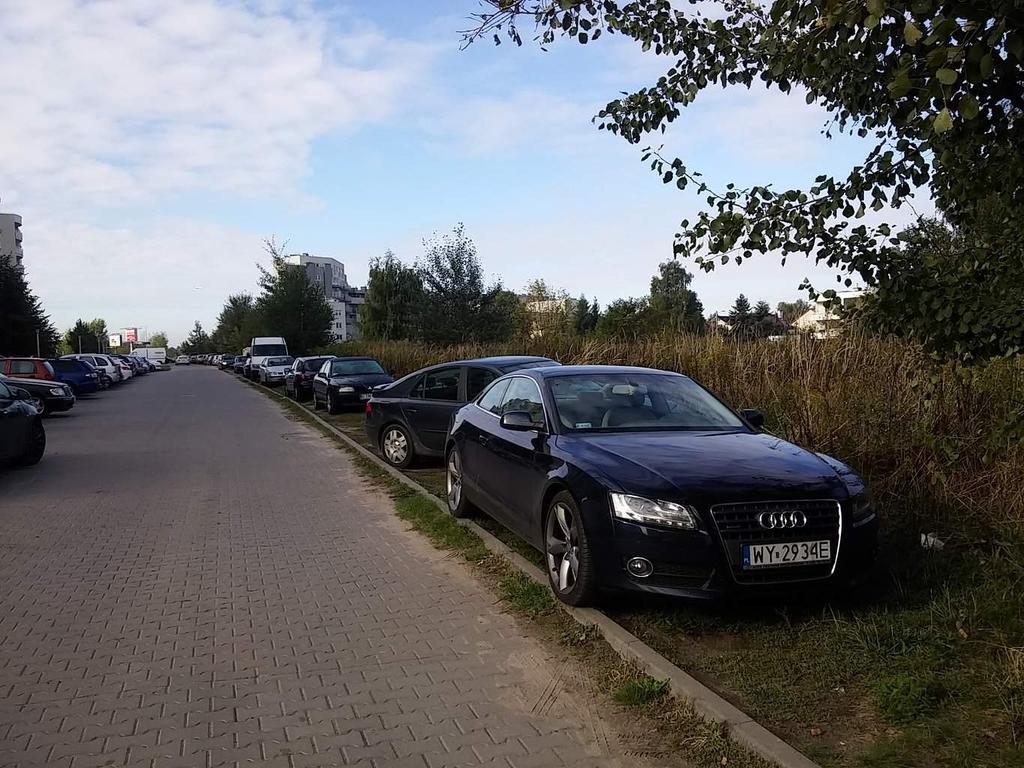 Pan Krzysztof, mieszkaniec północnego Ursynowa, zaobserwował taką oto sytuację: parking przy KEN 103. Dzisiaj. Miejsca parkingowe dla niepełnosprawnych.