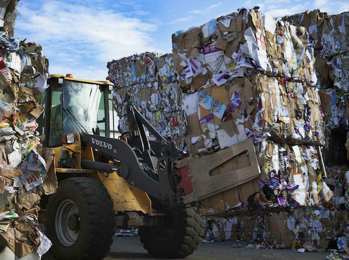 WYZWANIA W GOSPODARCE W Polsce, roczne zużycie tworzyw we wszystkich zastosowaniach wynosi ok. 60 kg na 1 mieszkańca, z czego według danych szacunkowych odzyskuje się ok. 10%.