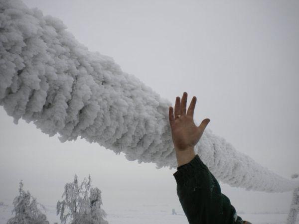1. Wstęp Jak wiadomo z licznych opracowań inżynierskich, napowietrzne linie energetyczne narażone na liczne czynniki atmosferyczne, dość często ulegają awariom w trakcie eksploatacji i wiąże się to