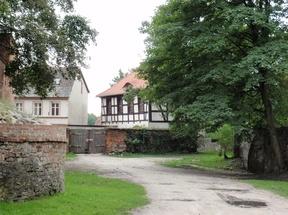Pomiędzy dwoma bramami obronnymi Polską i Marchijską znajduje się niewielka 120 metrowa ulica Kościuszki z zabytkowymi kamienicami z XIX w. oraz zachowaną jedną kamienicą z XVII w. tzw.