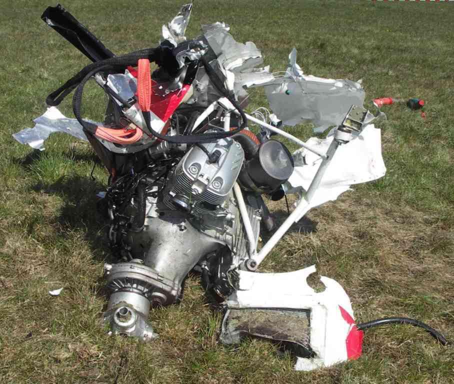 21 Silnik wraz z łożem po odcięciu od rozbitego samolotu.