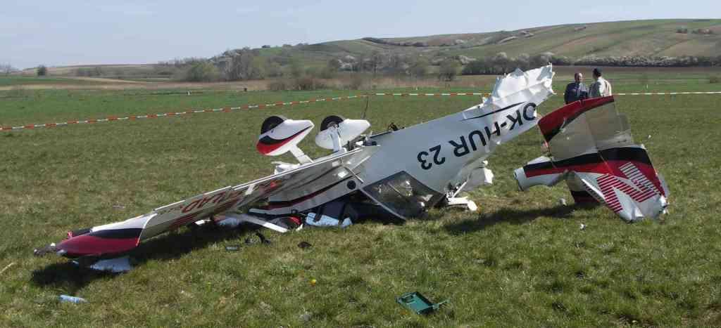 12 Rozbity samolot po wypadku, prawa strona.