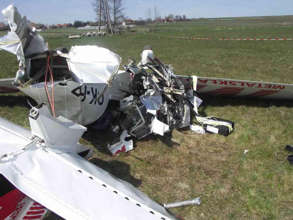 16 Zbliżenie rozbitego samolotu od tyłu.