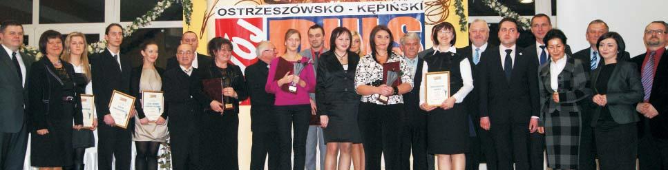 Gratulacje Ewie Olek sk³ada wiceprzewodnicz¹cy sejmiku Kazimierz Koœcielny i doradca wojewody Krzysztof Jarczyñski Statuetkê Samorz¹dowiec Roku odbiera Ma³gorzata