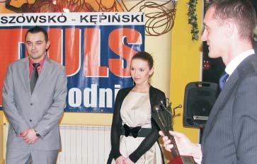 Stowarzyszenia,,Uœmiech Ma³gorzata Frala-Kêdzior Samorz¹dowcem Roku 2009 Powiatu Kêpiñskiego. Statuetkê,,Uczeñ Roku zdoby³a Justyna Rybczyñska z ZSP w S³upi p. Kêpnem.