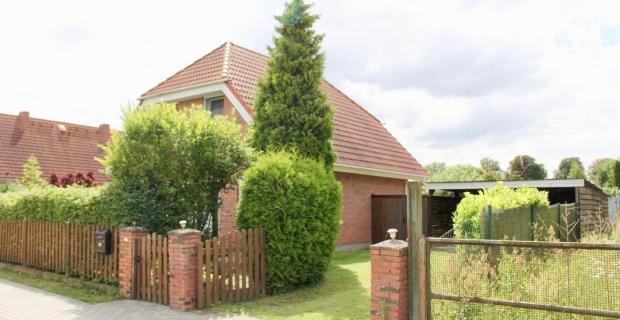 Rozmiar i stan Osiedle mieszkaniowe w mkw 110 m2 Powierzchnia dzia?ki 1.003 m2 Pokoje 4 Liczba sypialni 3 Liczba?azienek 1 Ilo?? balkonów 1 Ilo?? po?cieli dzienne pokoje 4 Ilo?