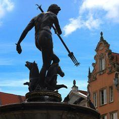 zabytkowego Dworu Artusa. Gdańsk, z bogatą ponad tysiącletnią historią, jest jednym z najstarszych, najdynamiczniej rozwijających się i jednym z najpopularniejszych miejsc turystycznych w Polsce.