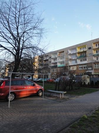 Także linie - kolejowa i autobusowa umożliwiają łatwe dotarcie do większości miast polskich (bezpośrednio lub z przesiadką w Łodzi).