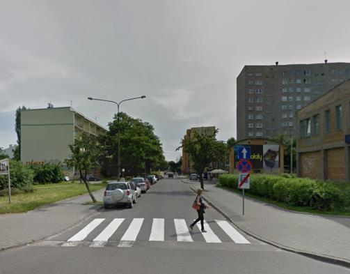 Dojazd do nieruchomości bardzo dogodny, najbliższa komunikacja miejska w odległości do 200-300 m, przy ulicy Zamkowej gdzie znajdują się przystanki autobusowe linii miejskich 260, 262, 265, D, T oraz