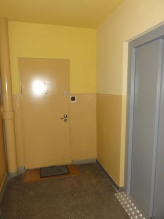 Wyposażony jest w instalacje: centralna ciepła i zimna woda użytkowa, centralne ogrzewanie, gazowa, elektryczna, Azard, domofonowa, telekomunikacyjna.