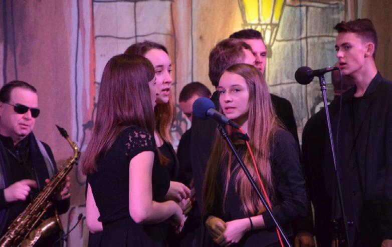Miłym akcentem perkusisty zespołu było przekazanie do licytacji finałowej pałek