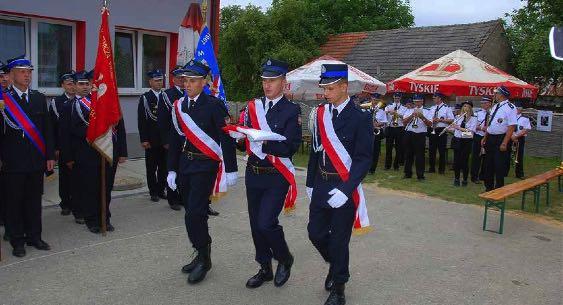z życia gminy OCHOTNICZE STRAŻE POŻARNE 50 lat Ochotniczej Straży Pożarnej w Zalesiu W sobotę 19 sierpnia br. jednostka Ochotniczej Straży Pożarnej z Zalesia obchodziła jubileusz 50 lecia istnienia.