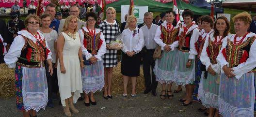 z życia gminy KULTURA Dożynki powiatowe w Sułoszowej W niedzielne popołudnie, 27 sierpnia 2017 r. odbyły się Dożynki Powiatu Krakowskiego w Gminie Sułoszowa.
