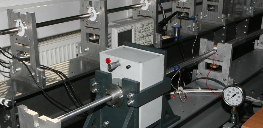Meody wyznaczania właściwości mechanicznych zasilany ręczną pompą hydrauliczną.