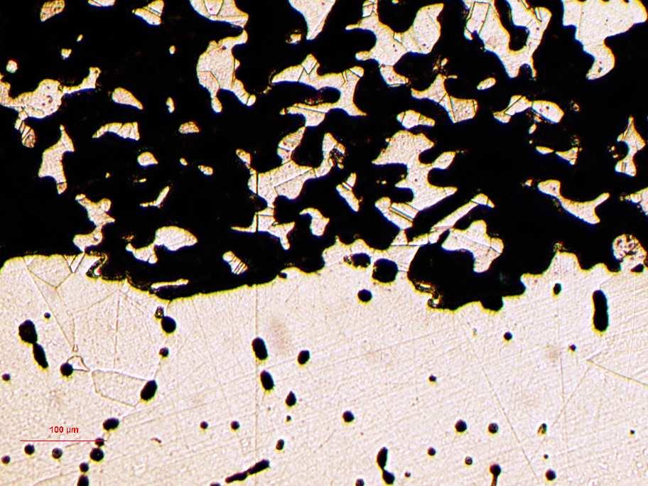 WYBRANE ASPEKTY TECHNOLOGII WYTWARZANIA... 675 PORY PODKŁADKA PROSZEK MIEDZI 100µm Rys. 3 Mikrofotografia próbki nr 6.