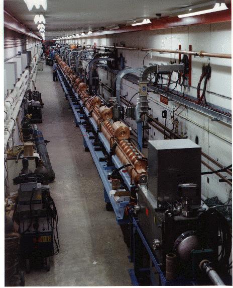 Akceleratory w Fermilab (USA) Drugi stopień przyspieszania stanowi akcelerator liniowy cząstki przyspieszane są w nim do energii 400MeV.