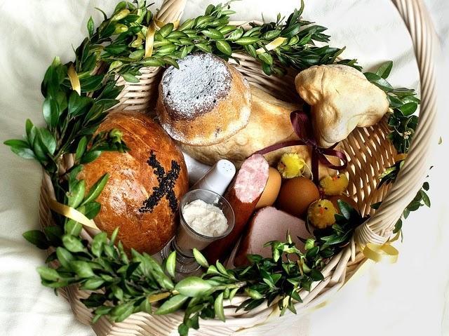 Koszyk ze święconką powinien zawierać: Jajka (pisanki, kraszanki) symbol życia i odrodzenia Baranek symbol Jezusa Chrystusa (Agnus Dei Baranek Boży) Chleb symbolizuje także Ciało Chrystusa, jest