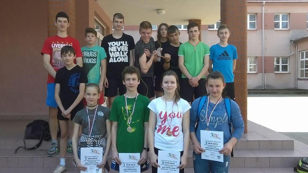 Z wielu uczestników biegnących w tych zawodach niektórym z uczniów naszego gimnazjum udało się zająć miejsca na podium.