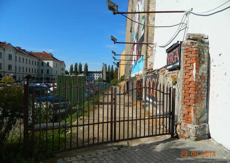 9 Fot. nr 6 (6-7). Widoki na dziedziniec dawnych c.k. koszar im.