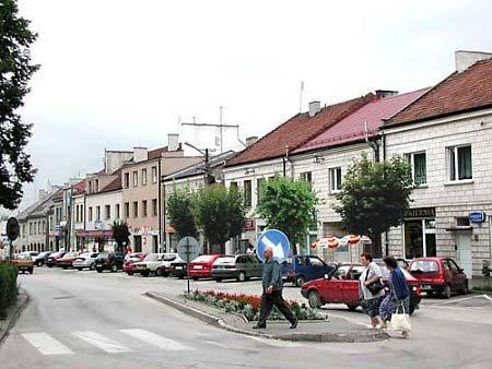 Relacje miasto - wieś Małe miasto od zawsze tkwiło w wiejskim otoczeniu
