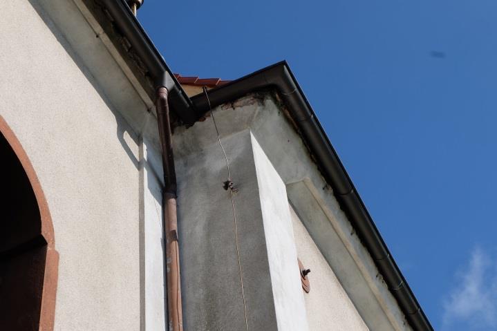 Parafia Rzymsko Katolicka, Część: PB Wewnątrz budynku naprawy wymagają zawilgocone ściany, na których widać wykwity solne oraz znaczne uszkodzenie tynków powyżej posadzki.