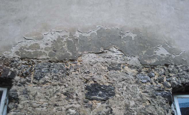 Destrukcja murów lub tynków pod wpływem krystalizujących soli zachodzi w trzech etapach: I:
