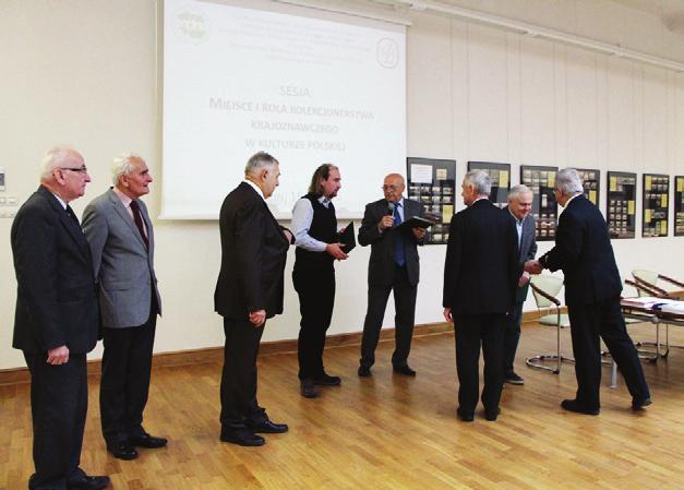 polskich oraz ich popularyzację w zakładanych w tym celu muzeach. Program kolekcjonerstwa krajoznawczego jest obecny także Fot. 1 w Polskim Towarzystwie Turystyczno-Krajoznawczym.