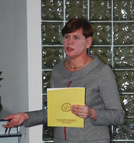 E. Hadrian i in., Jesienne ogólnopolskie konferencje biblioteczne 19 tyka gromadzenia zbiorów w bibliotekach publicznych województwa lubelskiego (fot. 2 4).